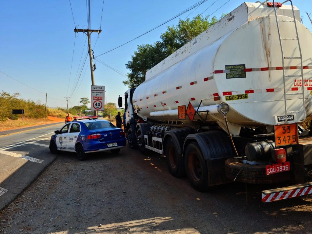 Bandidos roubam 23 mil litros de combustível de caminhão-tanque