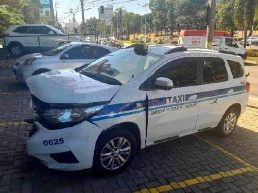 Motorista ultrapassa sinal vermelho e bate em taxista em Campinas