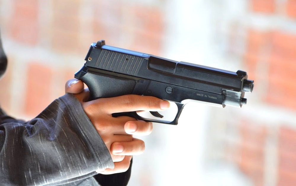 Aposentada é rendida por bandidos armados ao voltar de supermercado 3