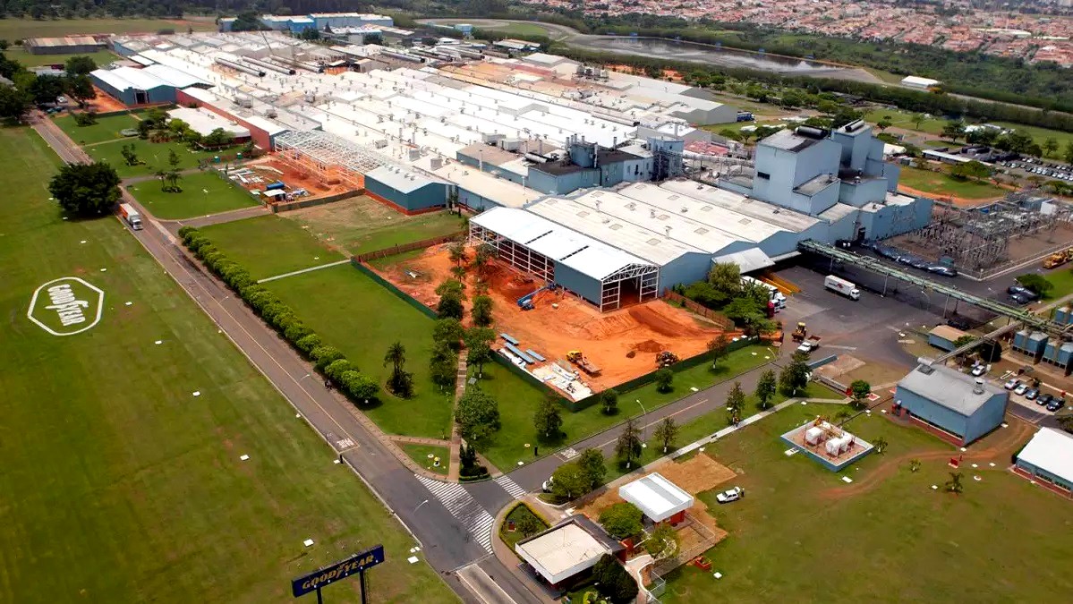 Avião faz pouso de emergência em pista de testes da Goodyear