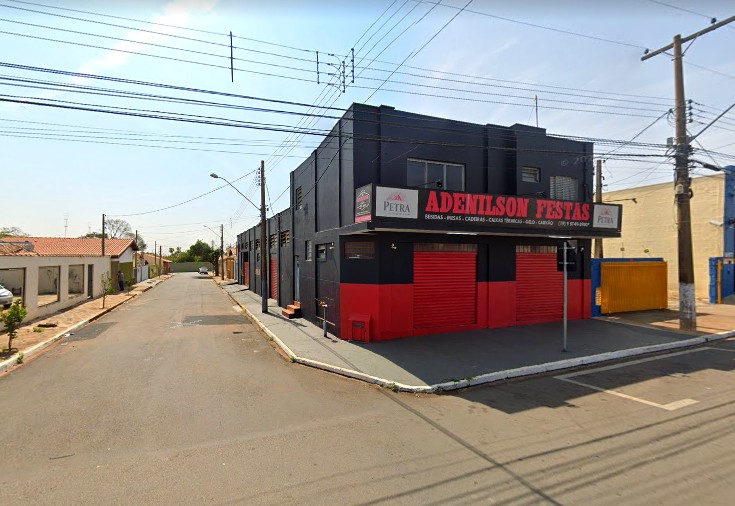 Bandido armado assalta depósito de bebidas