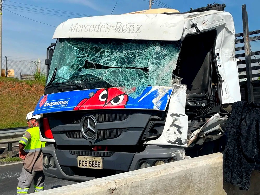Caminhoneiro fica ferido em acidente na Rodovia Anhanguera
