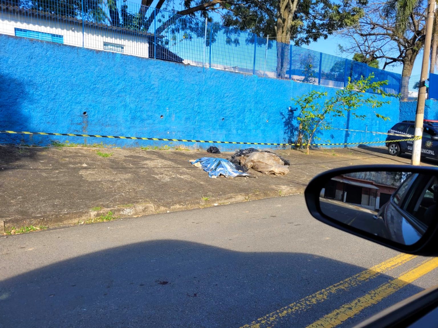 Corpo de homem é encontrado em frente à escola