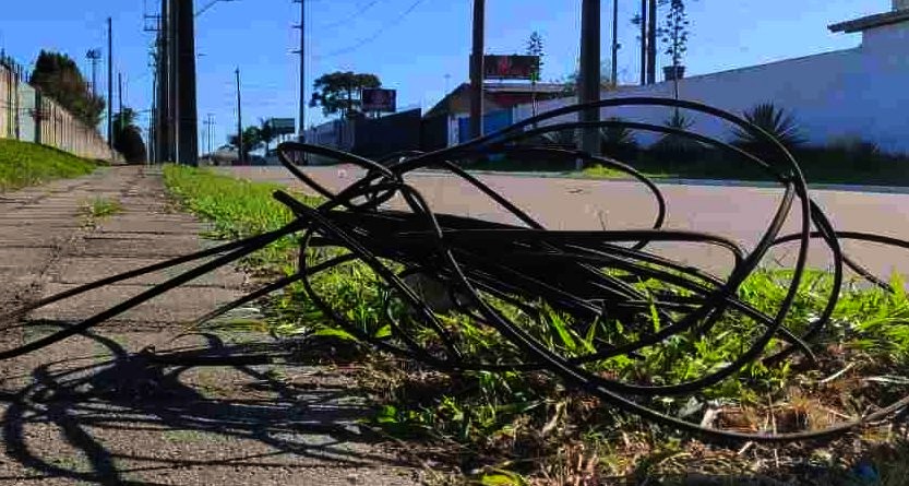 Fio esticado na rua causa batida entre carros em Campinas