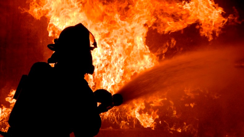 Homem causa incêndio após atear fogo em móveis velhos