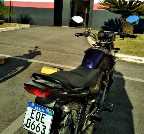 Motociclista é preso por uso de placa artesanal em Vinhedo