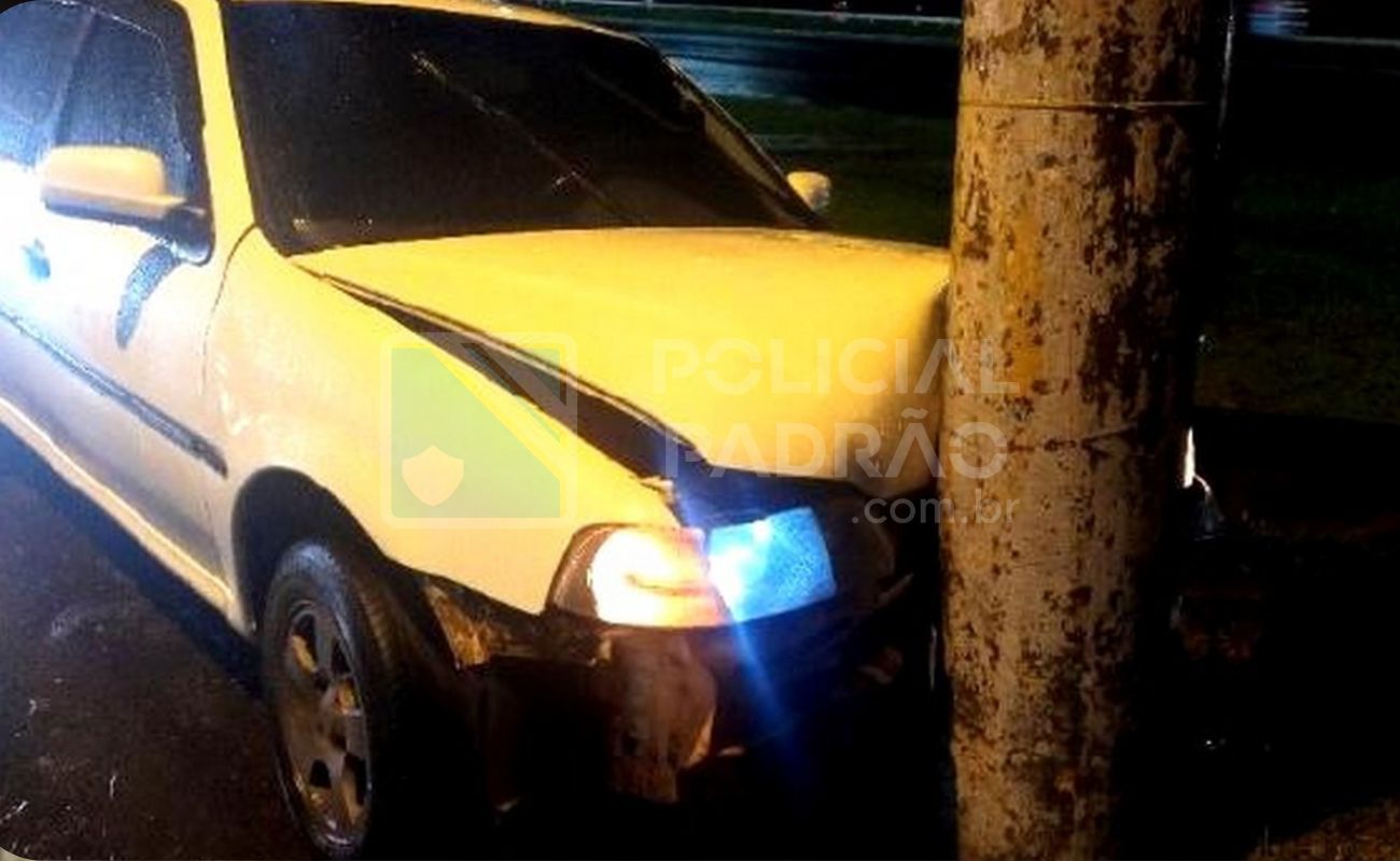 Motorista bate em poste após ser fechado por outro veículo em S. Bárbara 1
