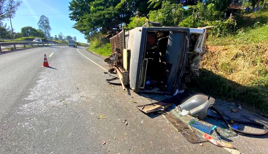 Motorista de ônibus morre após veículo cair em ribanceira