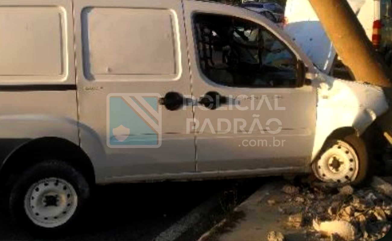 Motorista de van desvia de veículo e bate em poste