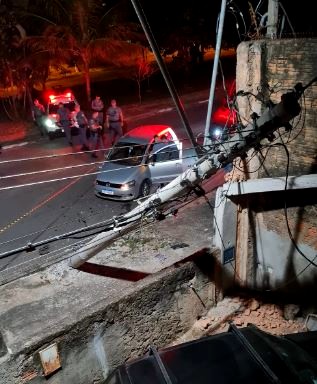 Motorista em alta velocidade derruba poste em Campinas 1