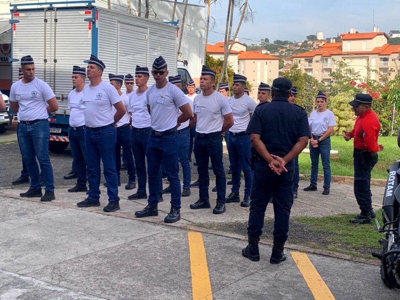 Novos alunos da GCM de Vinhedo participam de aula inaugural em cidade vizinha