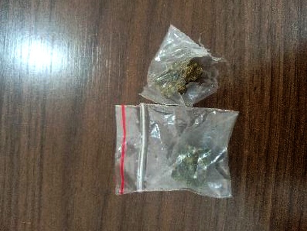 PM flagra adolescente com drogas em Sumaré