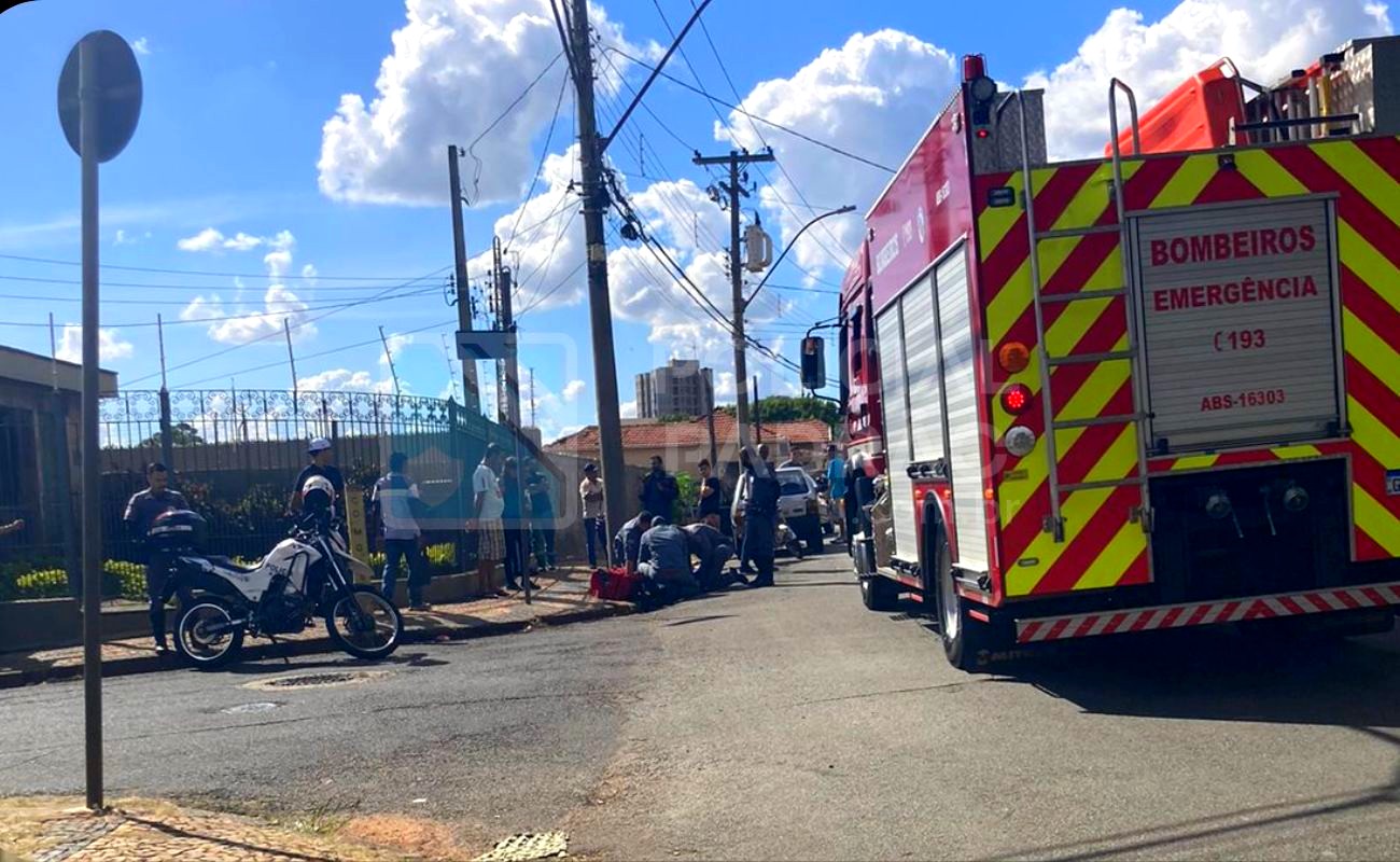 Pedagoga fica com braço preso em bueiro após acidente