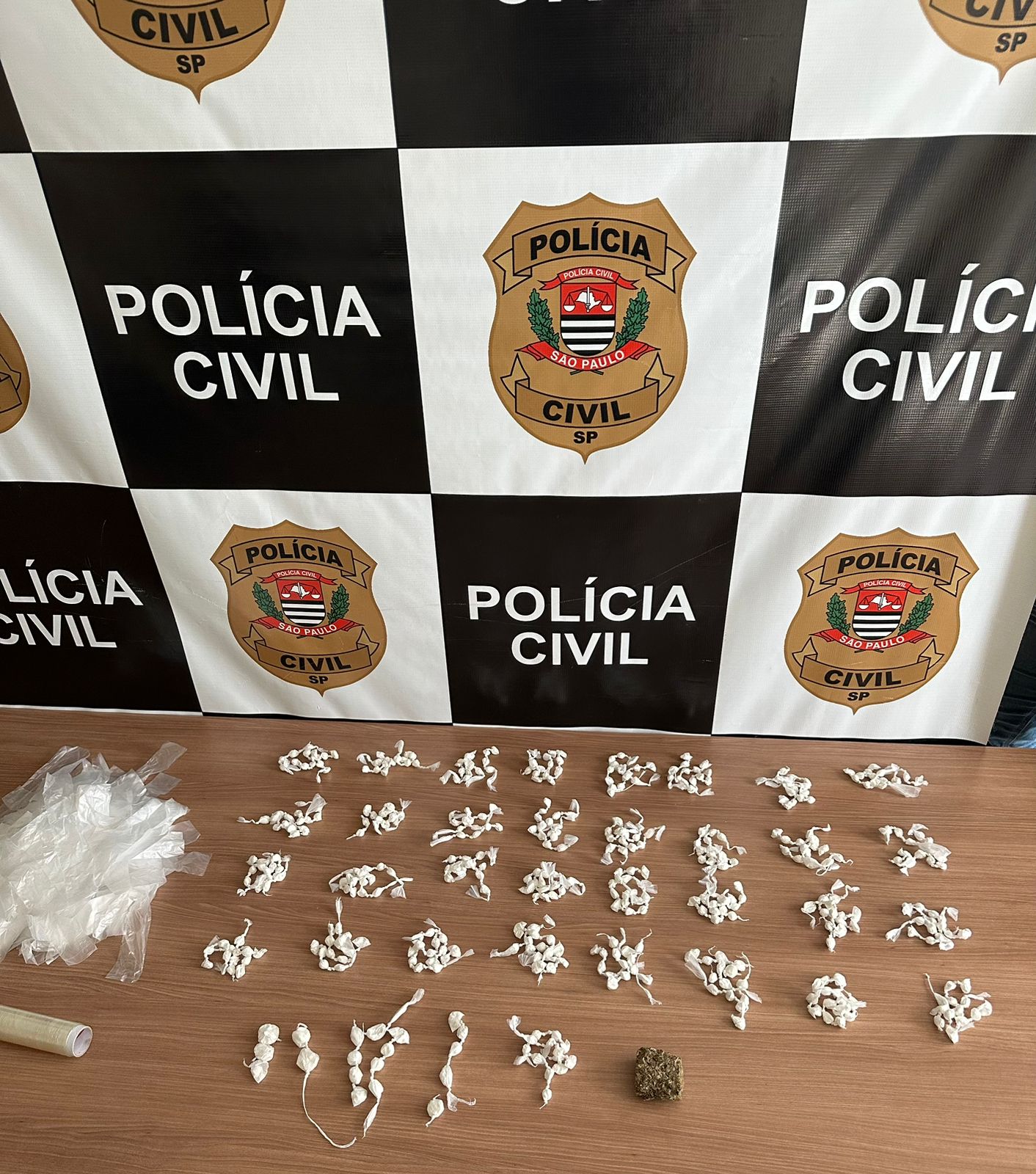 Polícia Civil encontra drogas em telhado de residência