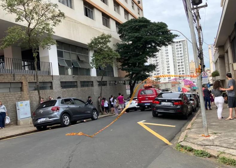 Bombeiros evacuam prédio após incêndio em apartamento