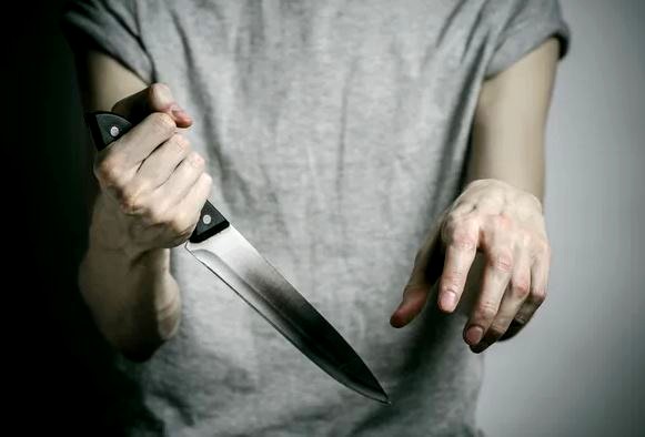 Homem agride irmão com facada após pegar a moto dele sem autorização