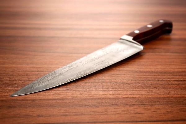 Homem alega traição e ameaça matar esposa com faca