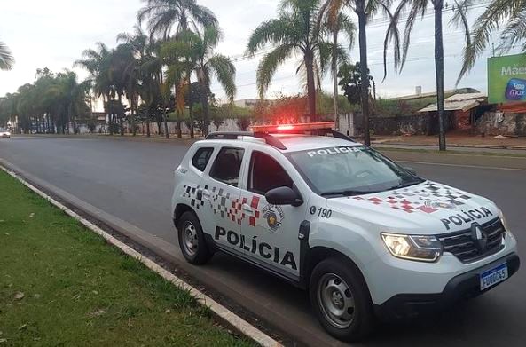 Homem tenta subornar policiais ao ser flagrado em carro dublê