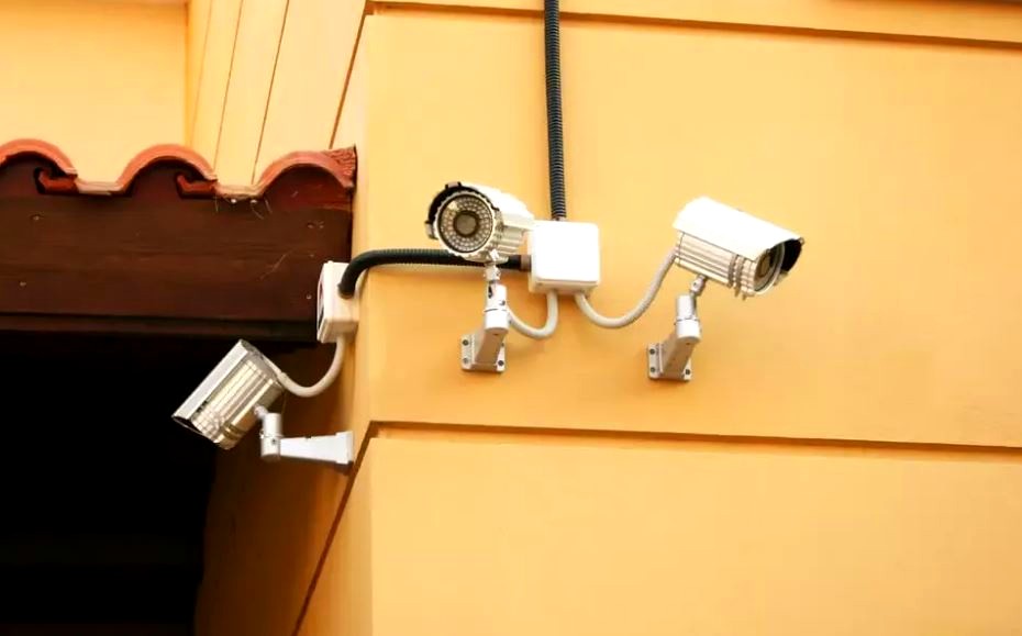 Ladrão é detido após furtar câmera de monitoramento de residência