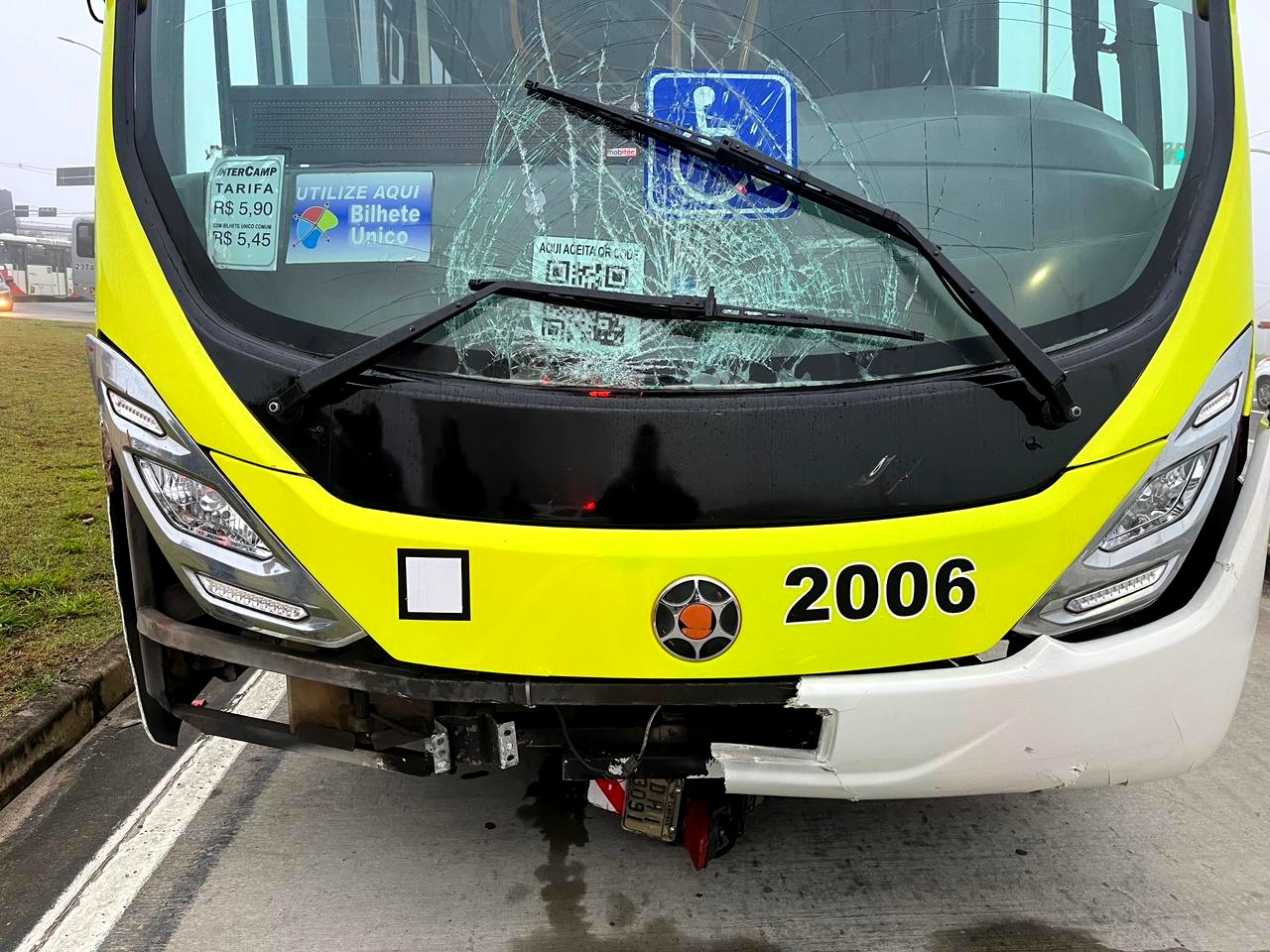 Motociclista ultrapassa sinal vermelho e fica gravemente ferido em acidente