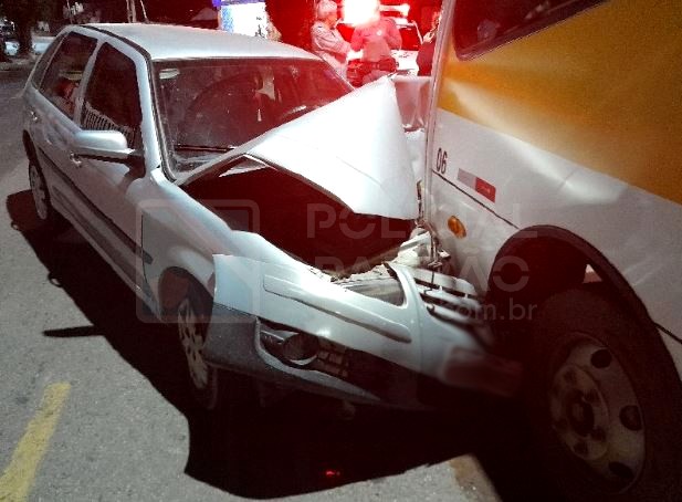Motorista embriagado bate em ônibus estacionado em Pedreira