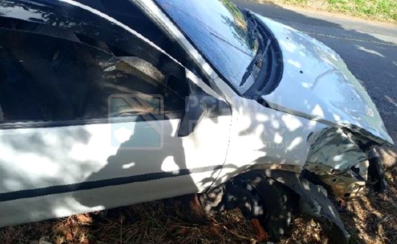 Motorista perde controle do carro e bate em poste capa