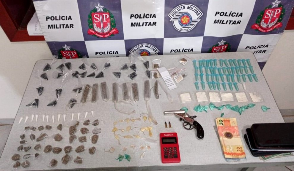 PM prende quatro pessoas durante operação no bairro Novo Cosmópolis