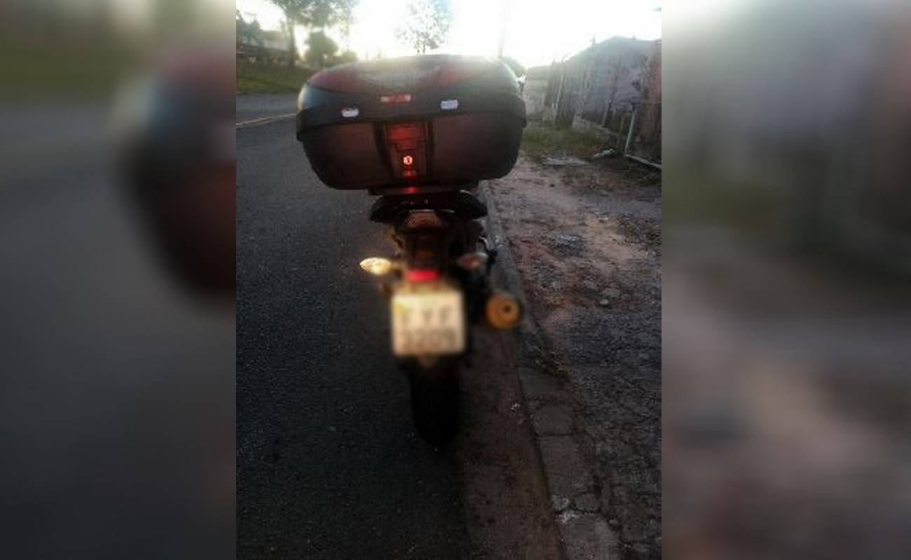 Polícia recupera moto roubada momentos após o crime