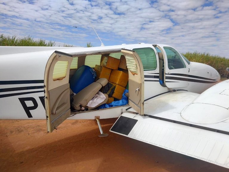 Ação conjunta intercepta aeronave com 400kg de cocaína