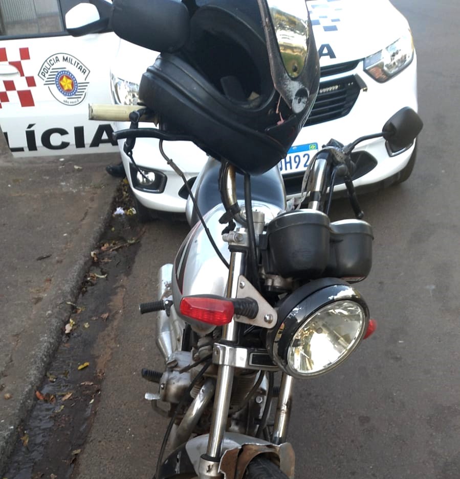 Ajudante é preso por conduzir moto com placa artesanal e chassi raspado