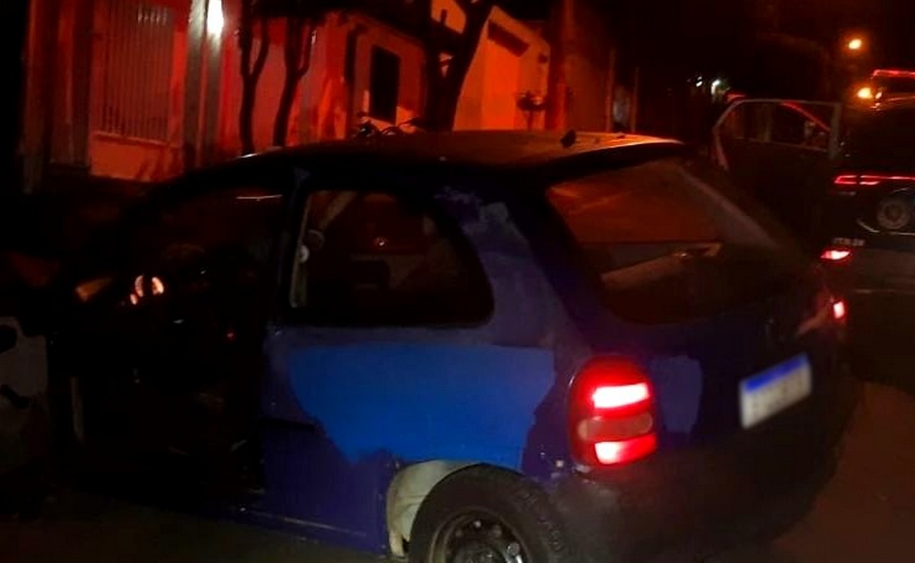 Bandidos em fuga são detidos após baterem carro furtado em árvore