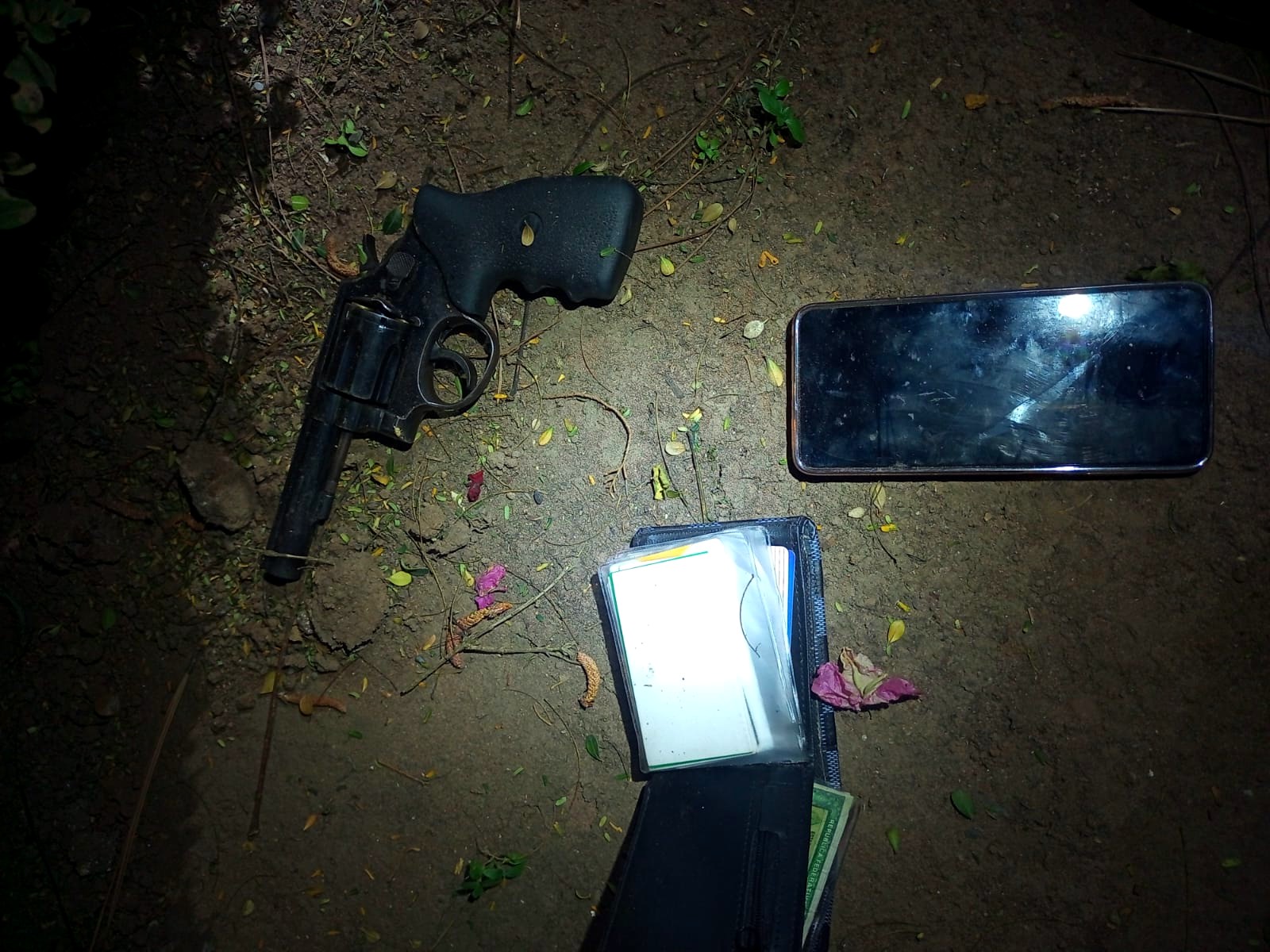 Bandidos trocam tiros com a polícia durante tentativa de assalto em empresa