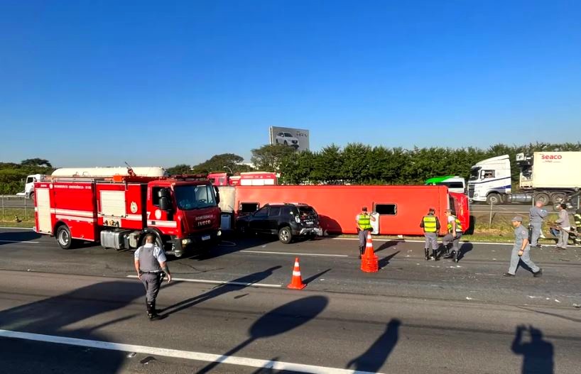 Câmera flagra momento em que ônibus tomba na Rodovia Anhanguera