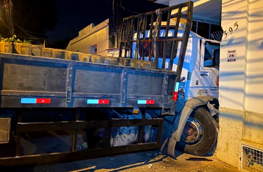 Caminhão invade casa e deixa moradores presos em Piracicaba