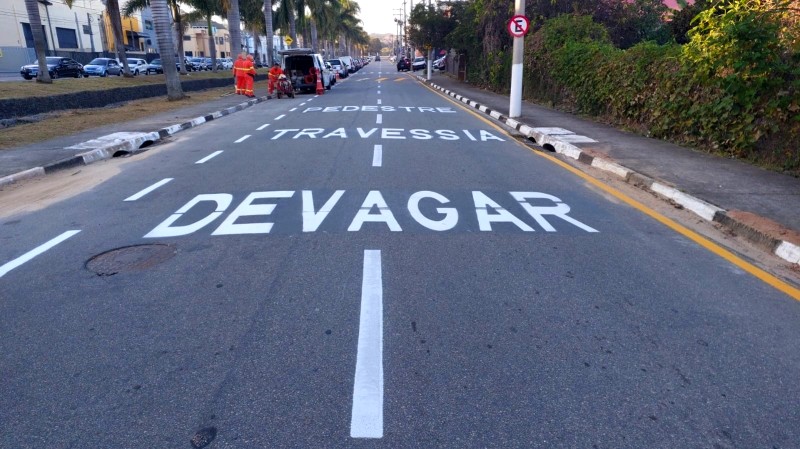 Departamento de Trânsito revitaliza sinalização de ruas em Vinhedo