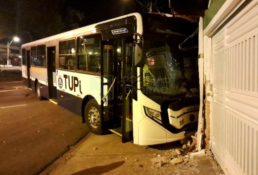 Imagens mostram momento em que ônibus atinge casas em Piracicaba