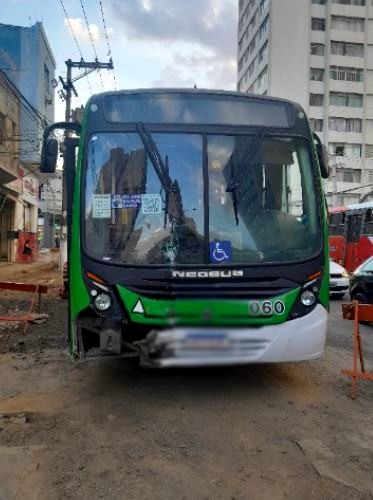 Motorista de ônibus passa mal, bate em carro e invade farmácia em Campinas (3)