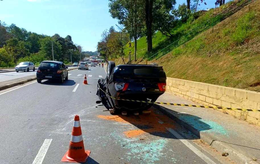 Motorista idosa cai com o carro de um barranco de oito metros