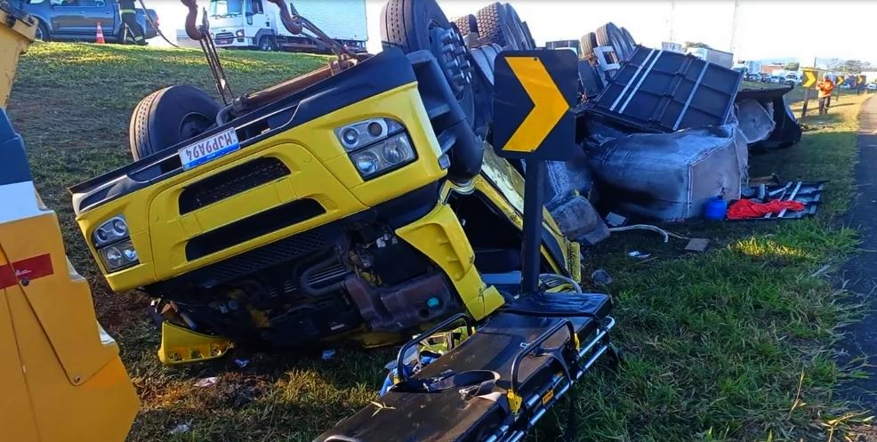 Motorista morre após capotar caminhão em Jaguariúna