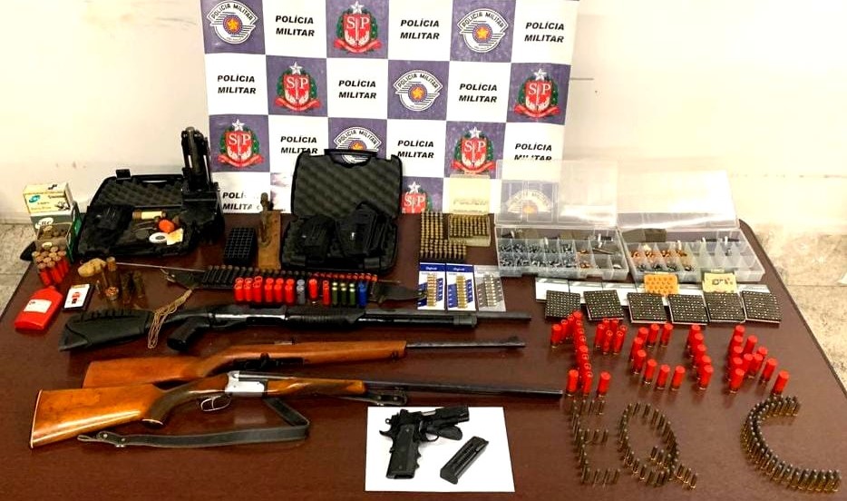 PM encontra armas e munições em forro de residência em Americana