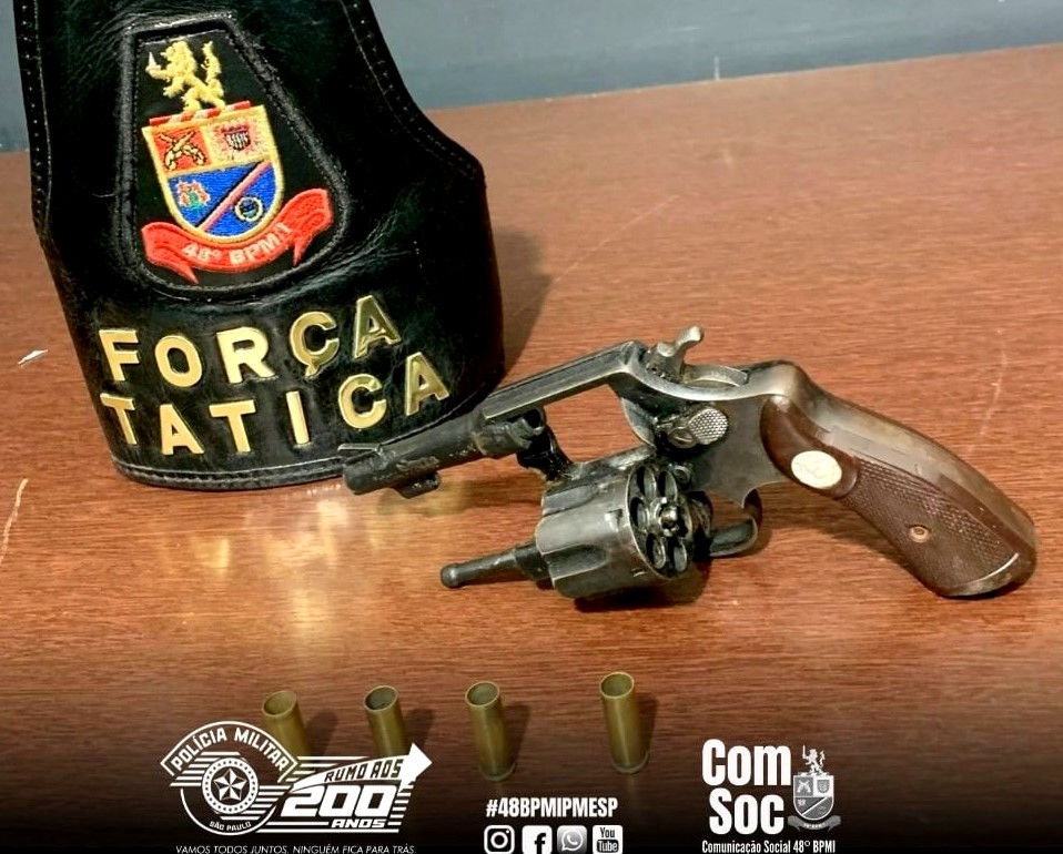 Passageiro é flagrado com revólver em carro por aplicativo