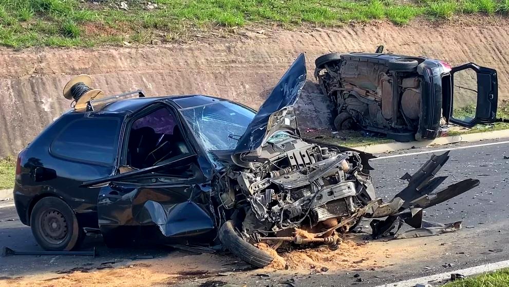 Suspeito em carro roubado causa acidente durante fuga e deixa três feridos