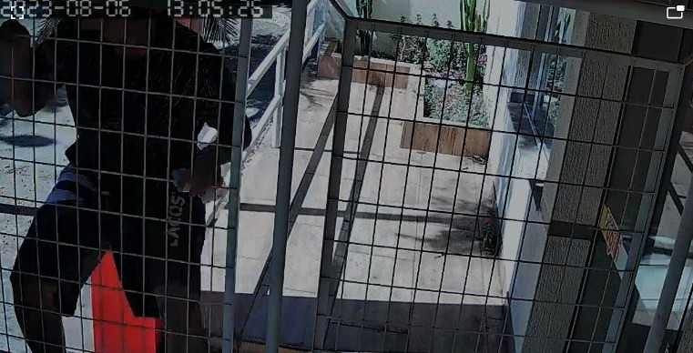 Câmera de monitoramento flagra adolescente escondendo drogas em calha de comércio