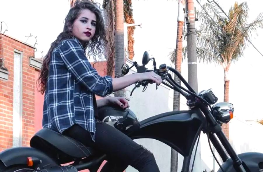 Jovem de 19 anos morre após colisão entre ciclomotor elétrico e ônibus