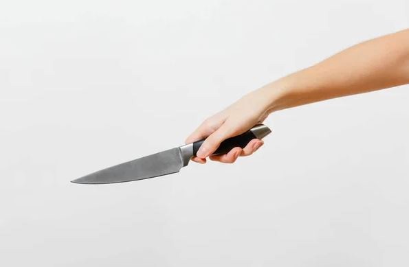 Jovem grávida flagra traição e esfaqueia companheiro e amante em Santa Gertrudes
