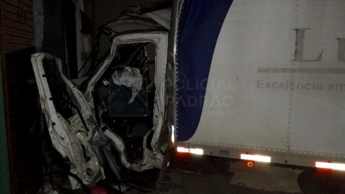 Motorista fica em estado grave após bater caminhão em salão de beleza em Hortolândia (2)