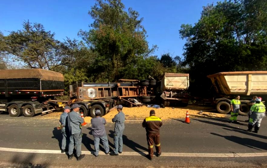 Motorista morre após carro ser prensado por carretas em Rio Claro