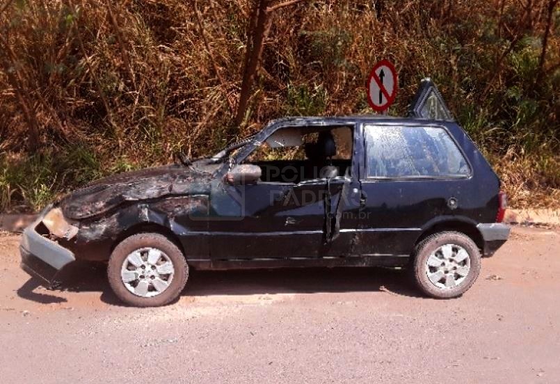 Motorista perde o controle da direção em rotatória e capota carro em Cosmópolis