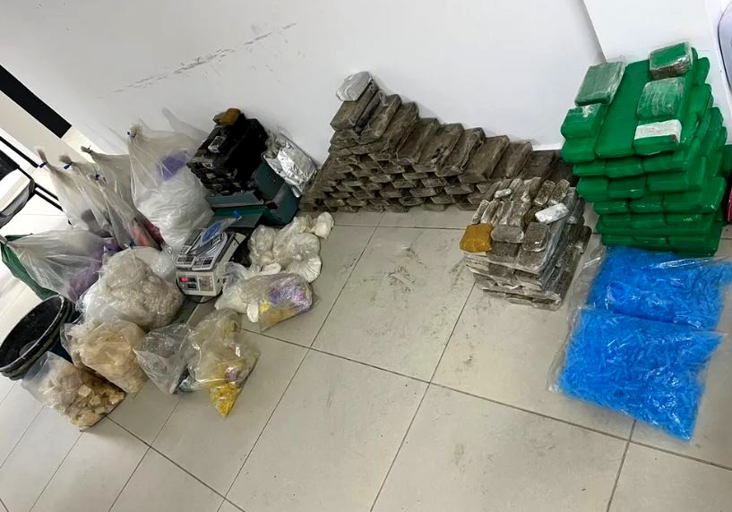 Polícia Militar desativa refinaria e apreende cerca de R$ 1 milhão em drogas