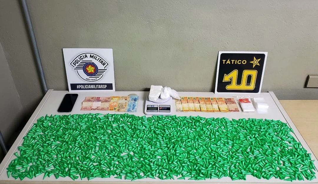 Traficante derruba porções de cocaína pelo quintal ao tentar fugir da PM em Piracicaba